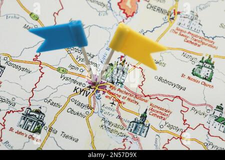 MYKOLAIV, UKRAINE - 09. NOVEMBER 2020: Kiew-Stadt mit Schubnadeln auf der Karte der Ukraine markiert, Nahaufnahme Stockfoto