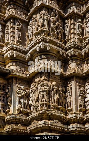 Erleichterung mit Darstellungen von Vishnu, tanzenden Nymphen, Szenen aus dem Leben von Krishna, Elefanten, Tänzern und Musikern, Jagdish-Tempel, Udaipur Stockfoto