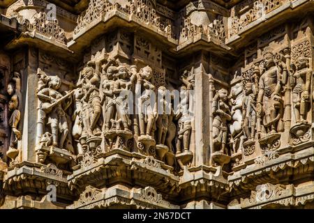 Erleichterung mit Darstellungen von Vishnu, tanzenden Nymphen, Szenen aus dem Leben von Krishna, Elefanten, Tänzern und Musikern, Jagdish-Tempel, Udaipur Stockfoto