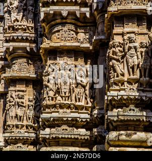 Erleichterung mit Darstellungen von Vishnu, tanzenden Nymphen, Szenen aus dem Leben von Krishna, Elefanten, Tänzern und Musikern, Jagdish-Tempel, Udaipur Stockfoto