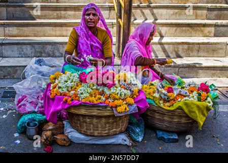 Frauen, die Blumenkränze vor dem Jagdish-Tempel verkaufen, Udaipur, Udaipur, Rajasthan, Indien Stockfoto