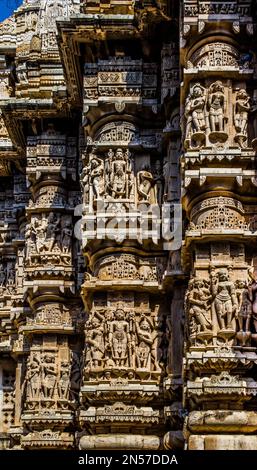 Erleichterung mit Darstellungen von Vishnu, tanzenden Nymphen, Szenen aus dem Leben von Krishna, Elefanten, Tänzern und Musikern, Jagdish-Tempel, Udaipur Stockfoto