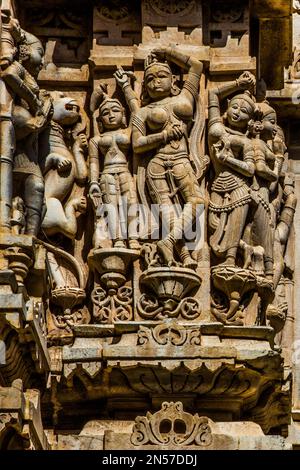 Erleichterung mit Darstellungen von Vishnu, tanzenden Nymphen, Szenen aus dem Leben von Krishna, Elefanten, Tänzern und Musikern, Jagdish-Tempel, Udaipur Stockfoto