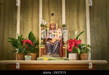 Altar und Schrein für unsere Frau von Walsingham (Maria, Mutter Jesu) in der christlichen Kathedrale in Westminster, London, England. Stockfoto