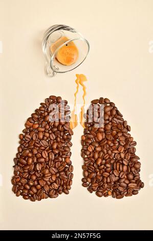 Abstrakter Tropfenbecher. Kaffee verschüttet und menschliche Lungen aus Bohnen Stockfoto