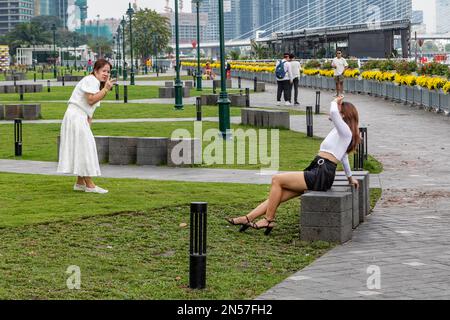 Zwei junge vietnamesische Frauen, die Selfies voneinander machen. Stockfoto