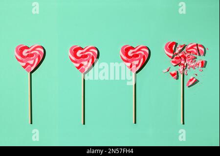Eine Linienformation Lollipop in Form des Herzens und Letzter gebrochen Stockfoto