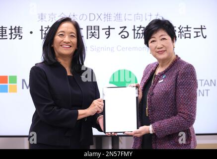 Tokio, Japan. 9. Februar 2023. Der Gouverneur von Tokio, Yuriko Koike (R), und der Präsident von Microsoft Japan, Miki Tsusaka (L), präsentieren ihre Partnerschaftsvereinbarung für die digitale Transformation der Metropolitan Government in Tokio am Donnerstag, den 9. Februar 2023 im Büro der Metropolitan Government in Tokio. (Foto: Yoshio Tsunoda/AFLO) Stockfoto