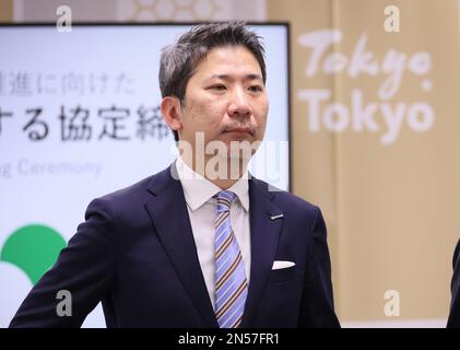 Tokio, Japan. 9. Februar 2023. Yasushi Kimura, Executive Officer von Microsoft Japan, kündigt am Donnerstag, den 9. Februar 2023 im Büro der Tokyo Metropolitan Government in Tokio die Partnerschaftsvereinbarung mit der Tokyo Metropolitan Government für die digitale Transformation der Tokyo Metropolitan Government an. (Foto: Yoshio Tsunoda/AFLO) Stockfoto