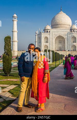 Souvenirfoto am Taj Mahal, dem berühmten Gebäude der Mogul-Ära Agra, Agra, Uttar Pradesh, Indien Stockfoto