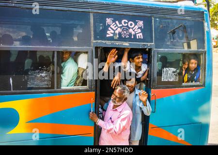 Gut besetzter Bus in Indien, Rajasthan, Indien Stockfoto