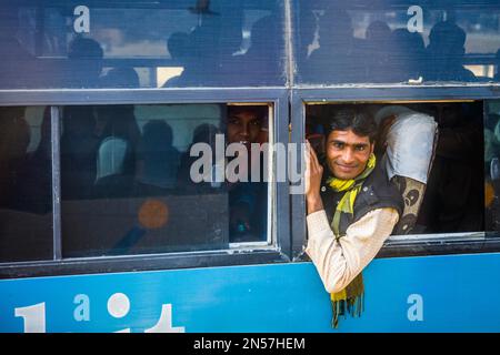 Gut besetzter Bus in Indien, Rajasthan, Indien Stockfoto