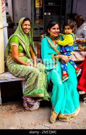 Frauen in traditionellen Kleidern, Rajasthan, Indien Stockfoto