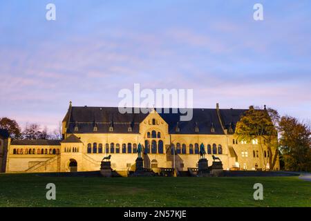 Beleuchteter Kaiserpalast, Blaue Stunde, Goslar, UNESCO-Weltkulturerbe, Harz, Niedersachsen, Deutschland Stockfoto