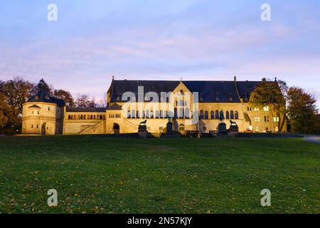 Beleuchteter Kaiserpalast, Blaue Stunde, Goslar, UNESCO-Weltkulturerbe, Harz, Niedersachsen, Deutschland Stockfoto