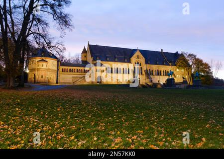 Beleuchteter Kaiserpalast, Blaue Stunde, Goslar, UNESCO-Weltkulturerbe, Harz, Niedersachsen, Deutschland Stockfoto