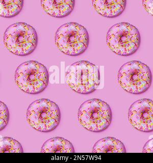 Helle Wohnung nahtlose Muster mit Donuts. Rosa glasierten Krapfen mit bunten Zucker Streusel auf rosa Hintergrund. top View Stockfoto