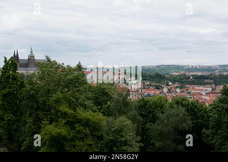 Altstadt von Prag. Tschechische Republik über die Moldau mit Karlsbrücke in der Skyline. Panoramablick auf Prag mit roten Dächern. Blick auf Prag von P Stockfoto