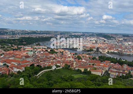 Altstadt von Prag. Tschechische Republik über die Moldau mit Karlsbrücke in der Skyline. Panoramablick auf Prag mit roten Dächern. Blick auf Prag von P Stockfoto