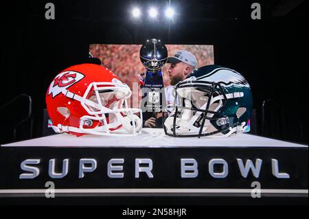 Die Trophäe Vince Lombardi und Helme für die Chiefs und Eagles werden vor der LVII-Pressekonferenz des EU-Kommissars Roger Goodell Super Bowl im Phoenix Convention Center ausgestellt. Bilddatum: Mittwoch, 8. Februar 2023. Der Super Bowl LVII findet am Sonntag, den 12. Februar 2023 zwischen den Kansas City Chiefs und den Philadelphia Eagles statt. Stockfoto