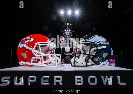 Die Trophäe Vince Lombardi und Helme für die Chiefs und Eagles werden vor der LVII-Pressekonferenz des EU-Kommissars Roger Goodell Super Bowl im Phoenix Convention Center ausgestellt. Bilddatum: Mittwoch, 8. Februar 2023. Der Super Bowl LVII findet am Sonntag, den 12. Februar 2023 zwischen den Kansas City Chiefs und den Philadelphia Eagles statt. Stockfoto