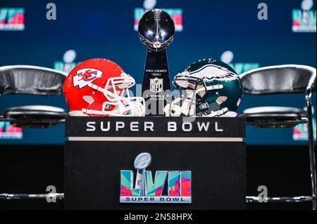 Die Trophäe Vince Lombardi und Helme für die Chiefs und Eagles werden vor der LVII-Pressekonferenz des EU-Kommissars Roger Goodell Super Bowl im Phoenix Convention Center ausgestellt. Bilddatum: Mittwoch, 8. Februar 2023. Der Super Bowl LVII findet am Sonntag, den 12. Februar 2023 zwischen den Kansas City Chiefs und den Philadelphia Eagles statt. Stockfoto