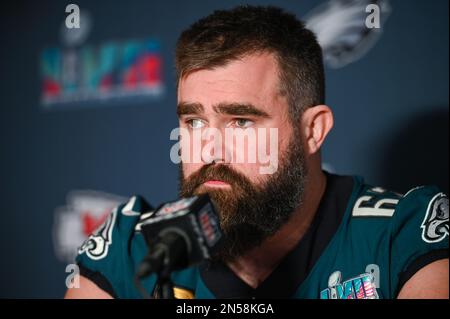 Das Philadelphia Eagles Center Jason Kelce spricht während einer Pressekonferenz im Sheraton Grand am Wild Horse Pass in Phoenix, Arizona. Bilddatum: Mittwoch, 8. Februar 2023. Der Super Bowl LVII findet am Sonntag, den 12. Februar 2023 zwischen den Kansas City Chiefs und den Philadelphia Eagles statt. Stockfoto