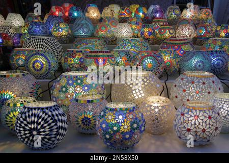 Tischlampen mit Mosaiken in verschiedenen Farben zum Verkauf auf einem Straßenmarkt Stockfoto