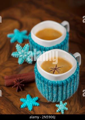 Kaffee in Tassen mit Kardamom und weißen Zucker auf Vintage Holz-Hintergrund Stockfoto