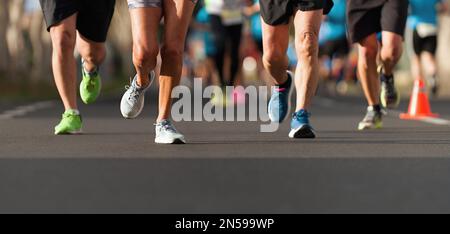 Marathon-Rennen, Leute Rennen auf der Stadtstraße Stockfoto