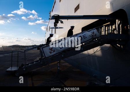 Matrosen steigen auf den amphibischen Hubschrauberträger Dixmude (PHA). Der amphibische Hubschrauberträger (PHA) Dixmude und die Fregatte La Fayette der französischen Marine verließen Toulon am Mittwoch, den 8. Februar 2023, für die 14. Mission Jeanne d’Arc. Nach einer Zeremonie unter der Leitung von General Thierry Burkhard, Stabschef der französischen Streitkräfte, setzten die beiden Schiffe die Segel, unter der Sonne, aber in einem starken und kalten Ostwind. Foto: Laurent Coust/ABACAPRESS.COM Stockfoto