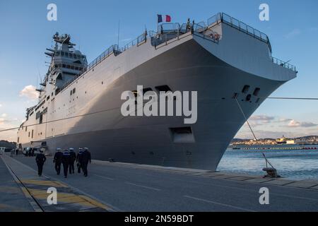 Matrosen steigen auf den amphibischen Hubschrauberträger Dixmude (PHA). Der amphibische Hubschrauberträger (PHA) Dixmude und die Fregatte La Fayette der französischen Marine verließen Toulon am Mittwoch, den 8. Februar 2023, für die 14. Mission Jeanne d’Arc. Nach einer Zeremonie unter der Leitung von General Thierry Burkhard, Stabschef der französischen Streitkräfte, setzten die beiden Schiffe die Segel, unter der Sonne, aber in einem starken und kalten Ostwind. Foto: Laurent Coust/ABACAPRESS.COM Stockfoto