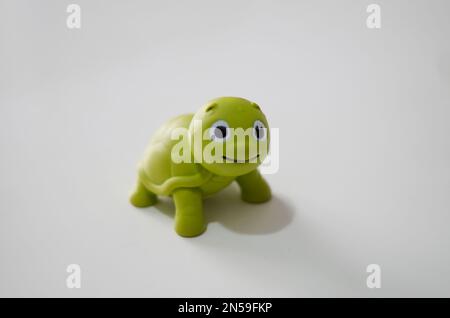 Plastikspielzeug für Kinder. Schildkröte auf weißem Hintergrund Stockfoto