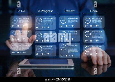 Agile Softwareentwicklung oder Projektmanagement mit Kanban- oder Scrum-Methodenplatinen auf dem Bildschirm. Prozesse, Arbeitsabläufe, visuelle Organisationstools und Stockfoto