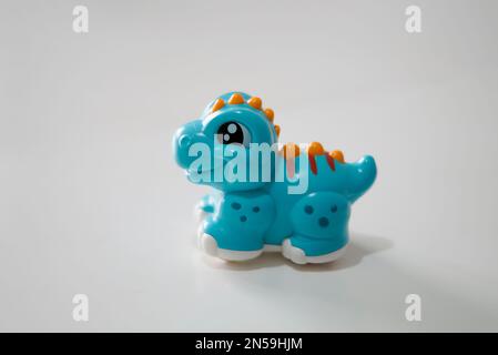 Plastikspielzeug für Kinder. Blauer Dinosaurier auf weißem Hintergrund Stockfoto