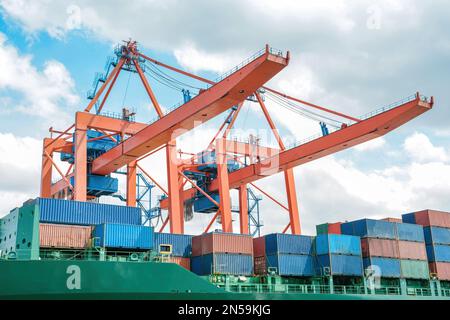 Beladenes Contianer-Schiff Im Hafen Stockfoto