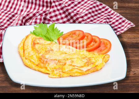 Leckeres Omelet-Frühstück mit Eiern; Foto auf Holzhintergrund Stockfoto