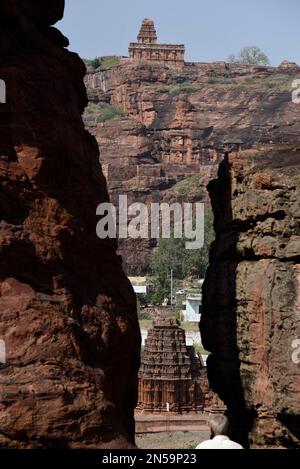 Blick auf den oberen Shivalaya-Tempel auf der Badami-Festung aus der Sicht der Badami-Höhlen Stockfoto