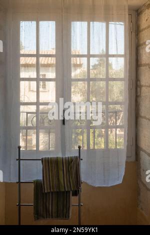 Zimmer mit Vorhängen im typischen alten Dorfhaus in der Nähe von Avignon in der Provence, Südfrankreich Stockfoto