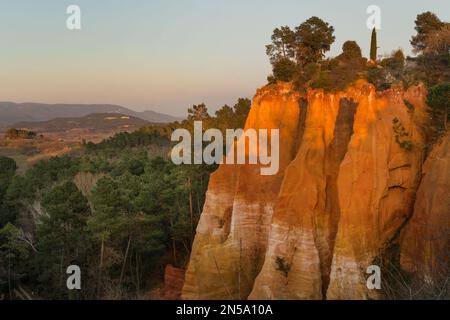 Berühmte ockerfarbene Klippen rund um das Dorf Roussillon in der Provence, Frankreich Stockfoto