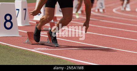 Starte das Rennen männliche Athleten Läufer laufen in Startblöcken Stockfoto