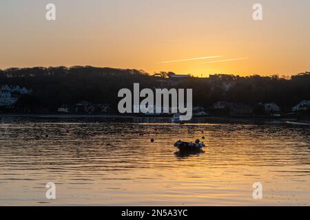 Courtmacsherry, West Cork, Irland. 9. Februar 2023. Die Sonne geht über dem Küstendorf Courtmacsherry als Auftakt zu einem Tag voller Sonne auf. Kredit: AG News/Alamy Live News Stockfoto