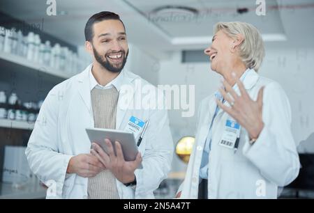 Wissenschaft, Tablet und Wissenschaftler sprechen in einem Labor, das an wissenschaftlicher Forschung, Experimenten oder Tests arbeitet. Glückliche, lustige und professionelle Forscher, die lachen Stockfoto