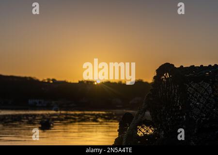 Courtmacsherry, West Cork, Irland. 9. Februar 2023. Die Sonne geht über dem Küstendorf Courtmacsherry als Auftakt zu einem Tag voller Sonne auf. Kredit: AG News/Alamy Live News Stockfoto