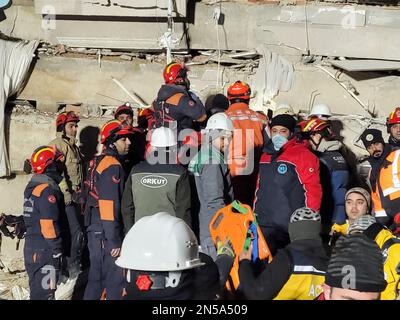 Hatay, Truthahn. 09. Februar 2023. Mitglieder des chinesischen Such- und Rettungsteams, die mit ihren lokalen Partnern bei Erdbebenschäden in Antakya in der südlichen Provinz Hatay, T¨¹rkiye, am 9. Februar 2023 zusammenarbeiten. Das chinesische Rettungsteam, das mit lokalen Partnern zusammenarbeitete, rettete eine schwangere Frau aus einem eingestürzten 8-stöckigen Gebäude hier am frühen Donnerstag. Kredit: Xinhua/Alamy Live News Stockfoto
