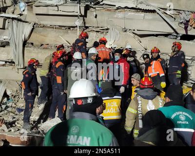 Hatay, Truthahn. 09. Februar 2023. Mitglieder des chinesischen Such- und Rettungsteams, die mit ihren lokalen Partnern bei Erdbebenschäden in Antakya in der südlichen Provinz Hatay, T¨¹rkiye, am 9. Februar 2023 zusammenarbeiten. Das chinesische Rettungsteam, das mit lokalen Partnern zusammenarbeitete, rettete eine schwangere Frau aus einem eingestürzten 8-stöckigen Gebäude hier am frühen Donnerstag. Kredit: Xinhua/Alamy Live News Stockfoto