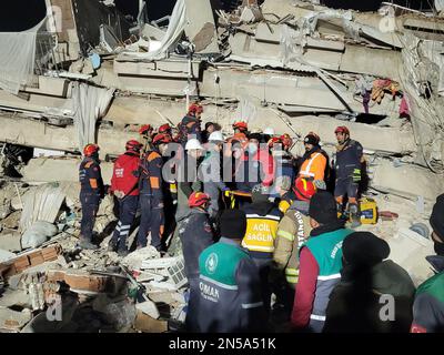 Hatay, Truthahn. 09. Februar 2023. Mitglieder des chinesischen Such- und Rettungsteams, die mit ihren lokalen Partnern bei Erdbebenschäden in Antakya in der südlichen Provinz Hatay, T¨¹rkiye, am 9. Februar 2023 zusammenarbeiten. Das chinesische Rettungsteam, das mit lokalen Partnern zusammenarbeitete, rettete eine schwangere Frau aus einem eingestürzten 8-stöckigen Gebäude hier am frühen Donnerstag. Kredit: Xinhua/Alamy Live News Stockfoto
