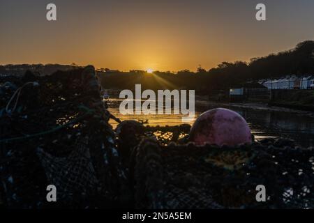 Courtmacsherry, West Cork, Irland. 9. Februar 2023. Die Sonne geht über dem Küstendorf Courtmacsherry als Auftakt zu einem Tag voller Sonne auf. Kredit: AG News/Alamy Live News Stockfoto