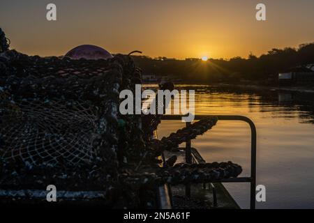 Courtmacsherry, West Cork, Irland. 9. Februar 2023. Die Sonne geht über dem Küstendorf Courtmacsherry als Auftakt zu einem Tag voller Sonne auf. Kredit: AG News/Alamy Live News Stockfoto