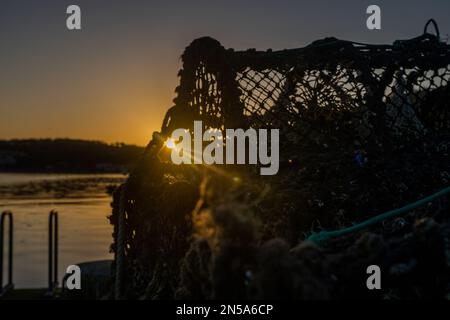 Courtmacsherry, West Cork, Irland. 9. Februar 2023. Die Sonne geht über dem Küstendorf Courtmacsherry als Auftakt zu einem Tag voller Sonne auf. Kredit: AG News/Alamy Live News Stockfoto